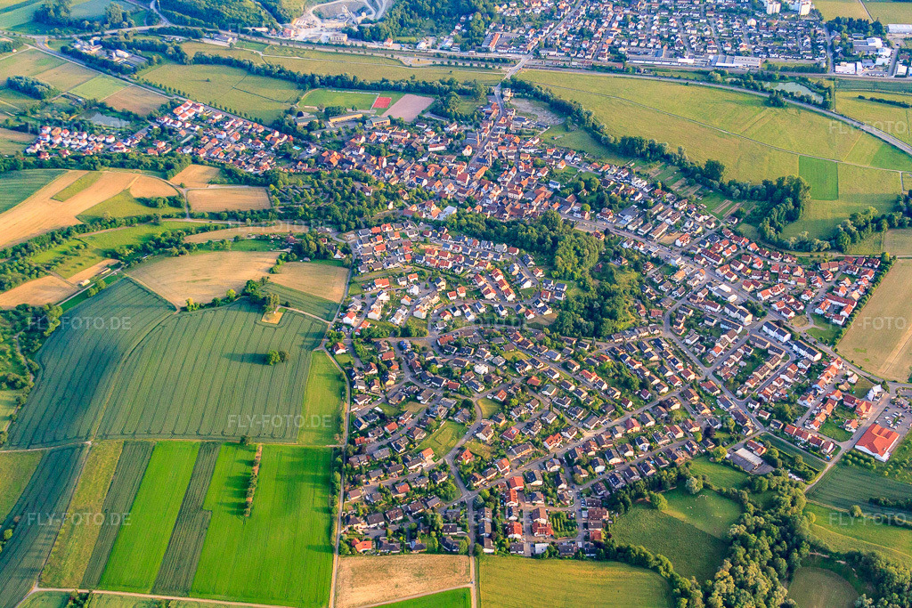 Luftbild: Dorfansicht im Odenwald aus Nordosten in Mauer im Bundesland Baden-Württemberg in Deutschland. Foto: IMG_66362.jpg vom 30.05.2014 durch Werner Riehm/FLY-FOTO.de