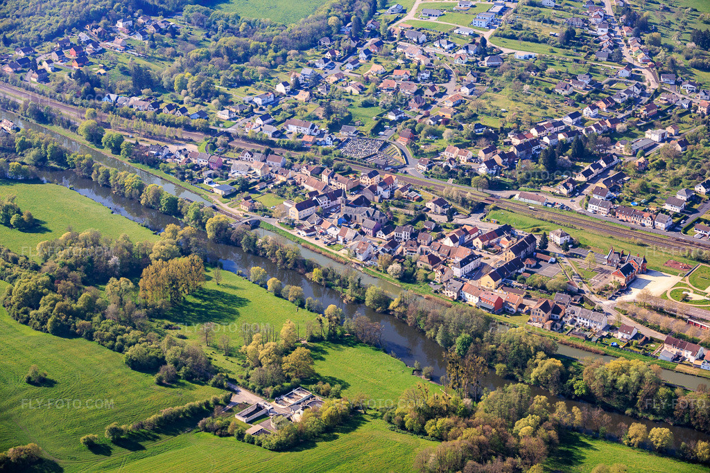 Aerial view: Village view from the north, across the Saar in Rémelfing in the state Moselle, France.Photo: IMG_154994.jpg taken on 04/18/2026 by Werner Riehm/FLY-FOTO.comResolution of the original: 6000 x 4000 px