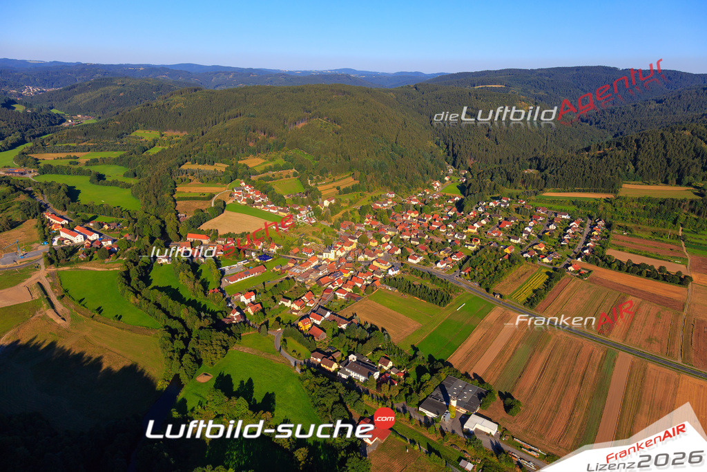 Die Luftaufnahme der Stadt Marktrodach wurde vom UL-Flugzeug heraus erstellt ( keine Drohne )- hohe Auflösung für beste Qualität
