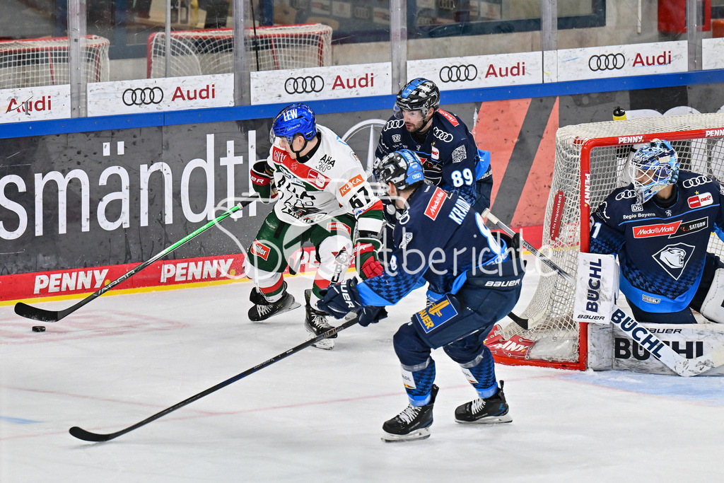 ERC Ingolstadt - Augsburger Panther  | im Duell Florian ELIAS (Augsburger Panther #67) und Austen KEATING (ERC Ingolstadt #89) / Zweikampf / DEL: ERC Ingolsdtadt - Augsburger Panther, Saturn Arena am 10.01.2025