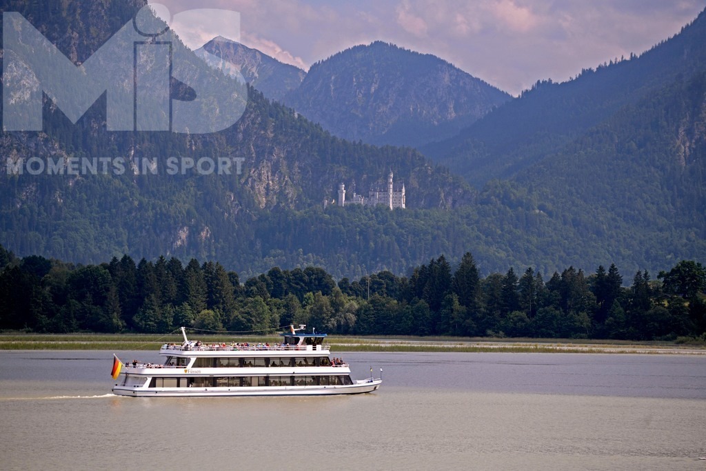 MIS_140220cm044.JPG | 20.07.2021,  Füssen im Allgäu, Pressetag beim Musical "Zeppelin" im Musicalhaus-Füssen. Blick von der Terasse über den Forggensee zum Königs-Schloss Neuschwanstein. Ein Ausflugsschiff fährt über den See. - Realisiert mit Pictrs.com