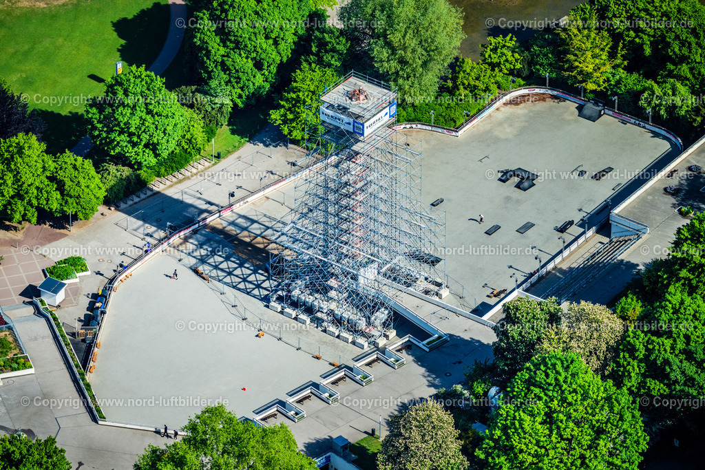 Hamburg_Eisarena_Hamburg_Gerüstbau_Treichelt_ELS_6211090525 | HAMBURG 09.05.2025 Sportstätten-Gelände der Eis Arena im Park Planten un Blomen im Ortsteil Sankt Pauli in Hamburg, Deutschland. Weiterführende Informationen bei: RGM Reichelt Gerüst-Montage GmbH. // Sports facility grounds of the Eis Arena in the Planten un Blomen park in the Sankt Pauli district in Hamburg, Germany. Further information at: RGM Reichelt Geruest-Montage GmbH. Foto: Martin Elsen
