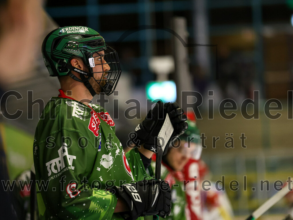 2023-12-26_105_TSV_Erding_gegen_ERV_Schweinfurt | Erding, Deutschland, 26.12.2023:
Eishockey, Bayernliga Vorrunde 2023 / 2024, 20. Spieltag, TSV Erding gegen ERV Schweinfurt, Endergebnis: 9:3

Tobias Cramer (Erding Gladiators, #8)

Foto: Christian Riedel / fotografie-riedel.net