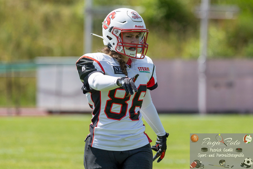 GFLW 1: German Football League Women 1: Rodgau Pioneers Ladies - Stuttgart Scorpions Sisters, 07.06.2026 | Angela Daniela Luzia Kächle (Stuttgart Scorpions Sisters #86) zeigt in eine Richtung, Freisteller, Portrait / Porträt, Rodgau Pioneers Ladies - Stuttgart Scorpions Sisters, Rodgau, Maingau-Energie-Stadion "Am Weichsee", 7.6.2026 - Realisiert mit Pictrs.com