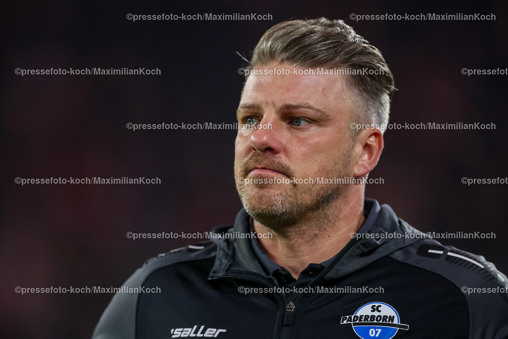Due09112401004 | 09.11.2024, Fußball, Fortuna Düsseldorf - SC Paderborn 07, 2. Bundesliga, Merkur Spiel-Arena, Saison 2024 2025: Trainer Lukas Kwasniok (Cheftrainer Paderborn)DFB regulations prohibit any use of photographs as image sequences and or quasi-video.