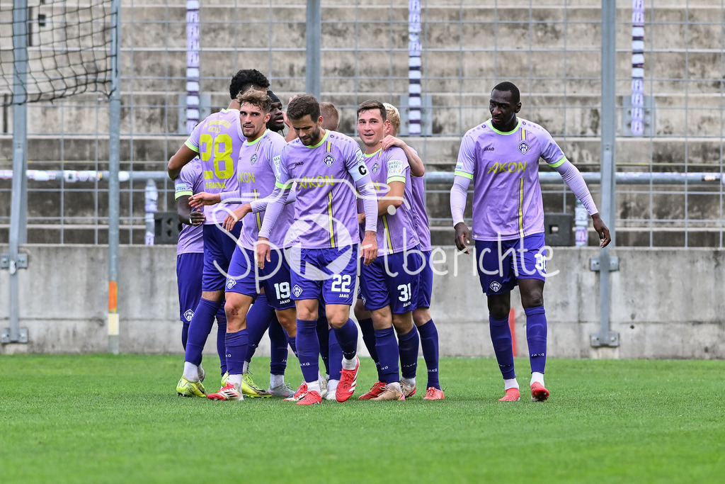 FC Bayern Amateure - FC Würzburger Kickers | Jubel der Gäste nach dem Treffer zum 0-3 durch Tim KRAUS (Würzburger Kickers 31) / Tor / Torschuetze / Freude / Happy / Regionalliga Bayern: FC Bayern Amateure - FC Würzburger Kickers; Grünwalder Stadion am 27.09.2025