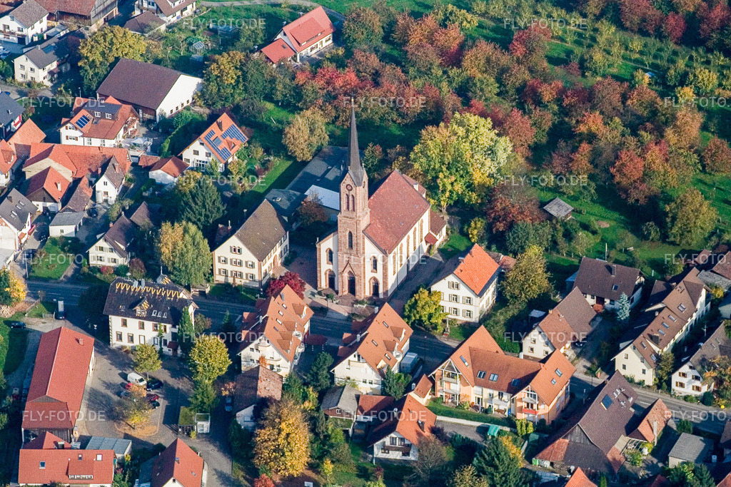 Kirchengebäude im Dorfkern | Luftbild: Kirchengebäude im Dorfkern im Ortsteil Mösbach in Achern im Bundesland Baden-Württemberg in Deutschland. Foto: IMG_13940.jpg vom 11.10.2008 durch Werner Riehm/FLY-FOTO.de - Realisiert mit Pictrs.com