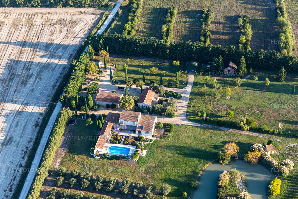 Aerial view: View of the town in Maillane in the state Bouches du Rhone, France.Photo: IMG_129594.jpg taken on 09/23/2021 by Werner Riehm/FLY-FOTO.comResolution of the original: 5472 x 3648 px