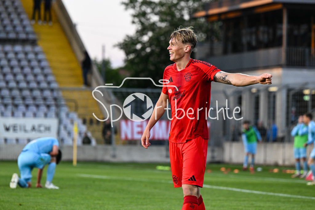 FC Bayern Amateure - Türkgücü München | Jubel der Bayern Amateure nach dem Treffer zum 5-0 durch Samuel UNSOELD (FC Bayern München II #9) / Tor / Torschuetze / Freude / Happy / Regionalliga Bayern: FC Bayern Muenchen II - Tuerkguecue Muenchen, Gruenwalder Stadion am 09.05.2025