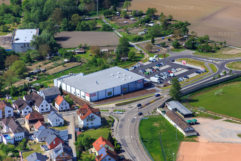Luftbild: REWE in Hagenbach im Bundesland Rheinland-Pfalz in Deutschland. Foto: IMG_078456.jpg vom 08.05.2015 durch Werner Riehm/FLY-FOTO.deWWW.REWE.DE