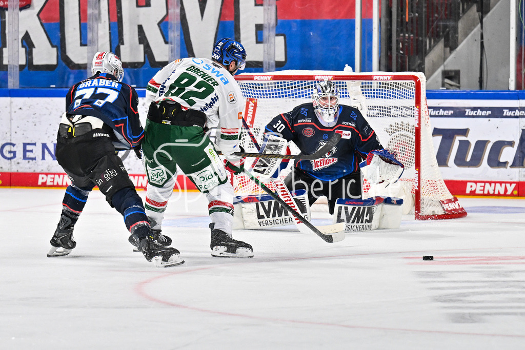 Nürnberg Ice Tigers - Augsburger Panther | Im Duell Will GRABER (Nürnberg Ice Tigers 77) und Alexandre GRENIER (Augsburger Panther 82) / Zweikampf / DEL: Nürnberg Ice Tigers - Augsburger Panther; PSD Bank Nürnberg ARENA am 12.09.2025