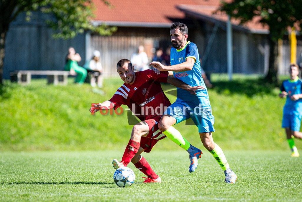 SG Wielenbach/Pähl gegen TSV Erling-Andechs | Fußball Herren Kreisklasse Zugspitze Gruppe 3 2025/26 7. Spieltag, SG Wielenbach/Pähl gegen TSV Erling-Andechs, 20250831,Zweikampf, 2025-08-31 in Pähl (Sportplatz Pähl), Lino MISSEL (SG Wielenbach/Pähl 9), Gerardo DÖPFLER (TSV Erling/Andechs 3), Copyright: WolfgangxLindner www.foto-lindner.de