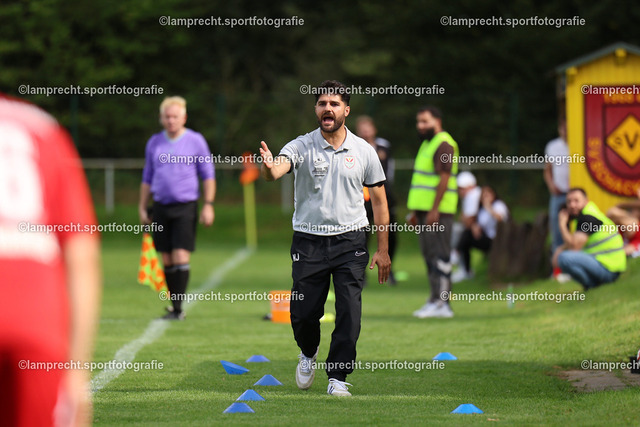 Fußball I Herren I Saison 2025-2026 I Verbandsliga Süd I 7. Spieltag I SV Schackendorf - SV Azadi Lübeck I 06.09.2025.140 | Niwar Jasim (Trainer, SV Azadi Lübeck) - Realisiert mit Pictrs.com