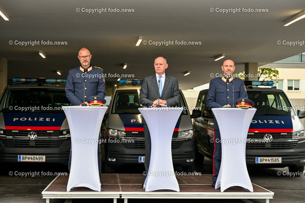 Landespolizeidirektion Ooe_ Pressekonferenz Sicherheitsbudget 2024_ 24.10.2023-1 | 24.10.2023, Landespolizeidirektion Oberoesterreich, AUT, Pressekonferenz Sicherheitsbudget 2024, im Bild Andreas Pilsl (Landespolizeidirektor Ooe), BM Gerhard Karner (VP, Inneres), Franz Ruf (Generaldirektor für die oeffentliche Sicherheit)