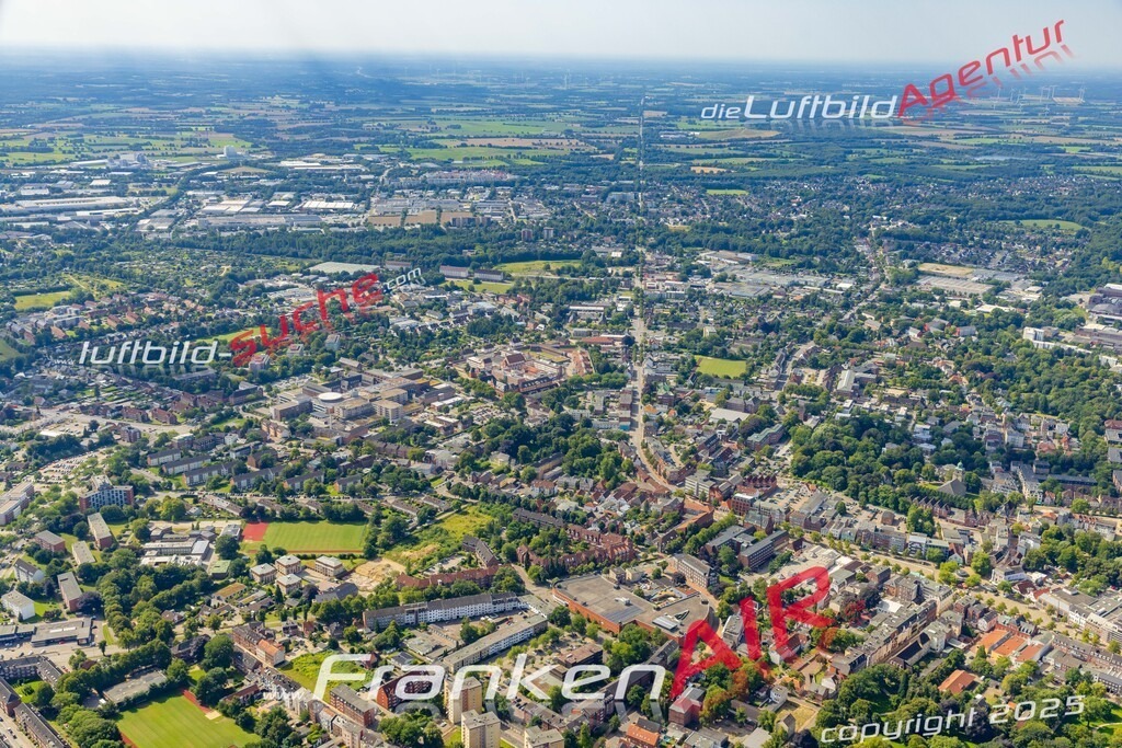 Luftaufnahme der Stadt Neumünster - Die Luftaufnahme wurde 2025 vom UL-Flugzeug heraus erstellt ( keine Drohne ) - Hochauflösende Luftaufnahme - für professionelle Ausdrucke geeignet. Die Geschenkidee !Hier alle&nbsp;Infos zur Lizenzierung der LuftaufnahmeWir fliegen auch dieses Jahr wieder in Ihre Region um Luftbilder zu erstellen.- Luftbild anfragen