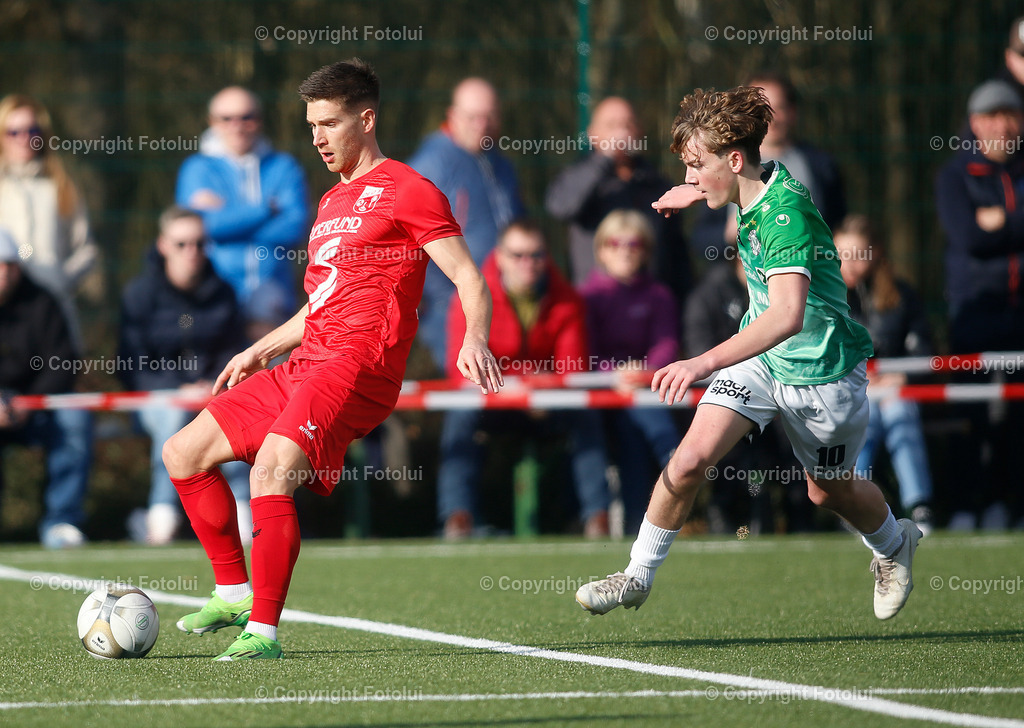 A_LUI_02032024_08 | SPORT,FUSSBALL LT1 OOE LIGA ASKOE OEDT-SV HAIDLMAIR GRUEN WEISS MICHELDORF 02.03.2024 IM BILD: ARNE HAMMERER (OEDT) UND FELIX GERSTMAYER (MICHELDORF) FOTO:FOTOLUI