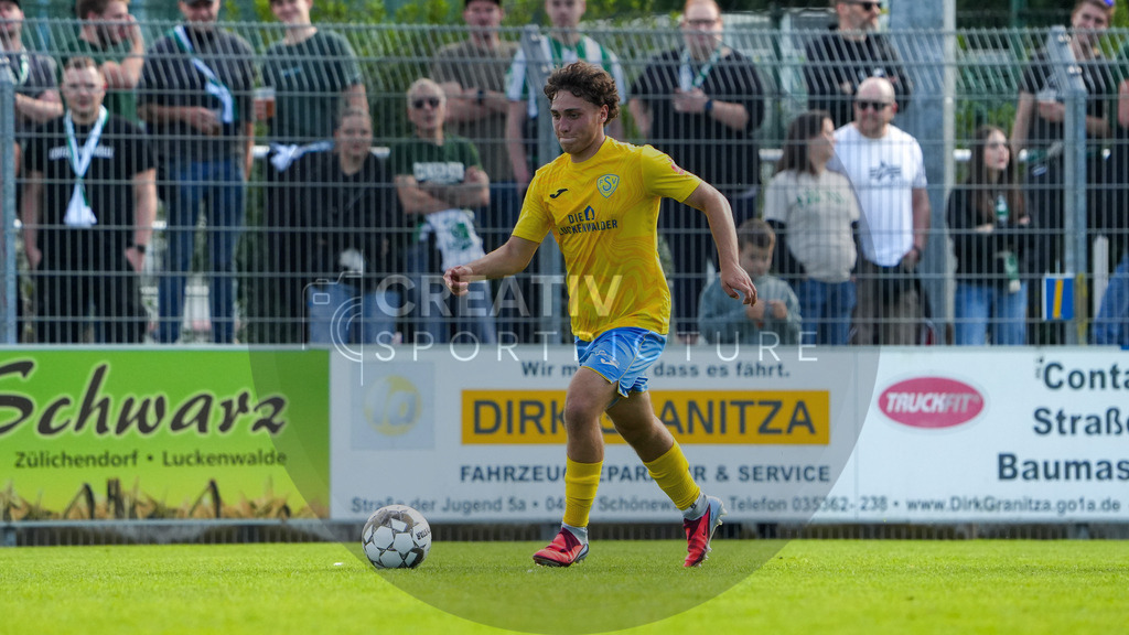 Fußball, Herren, Saison 2025/2026, Regionalliga Nordost, 10. Spieltag, FSV 63 Luckenwalde vs. BSG Chemie Leipzig, Samstag 27.09.2025, Werner-Seelenbinder-Stadion Luckenwalde, | Fußball, Herren, Saison 2025/2026, Regionalliga Nordost, 10. Spieltag, FSV 63 Luckenwalde vs. BSG Chemie Leipzig, Samstag 27.09.2025, Werner-Seelenbinder-Stadion Luckenwalde, Im Bild: Max Hathaway (Luckenwalde) - Realisiert mit Pictrs.com