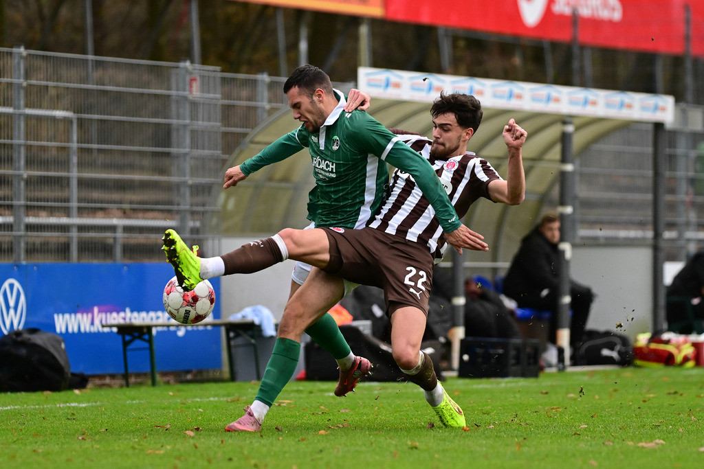 Fußball I Herren I Saison 2025-2026 I Regionalliga Nord I 21. Spieltag I FC St. Pauli II - VfB Lübeck | Antonio Verinac (9, VfB Lübeck) Rijad Smajic (22, FC St. Pauli II) - Realisiert mit Pictrs.com