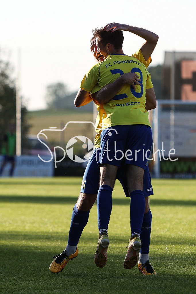 FC Pipinsried - SV Wacker Burghausen | Benedikt WIEGERT (FCP #28) jubelt nach seinem Tor zum 3-1 mit seinen Teamkollegen / Freude / Jubel / Torschuetze