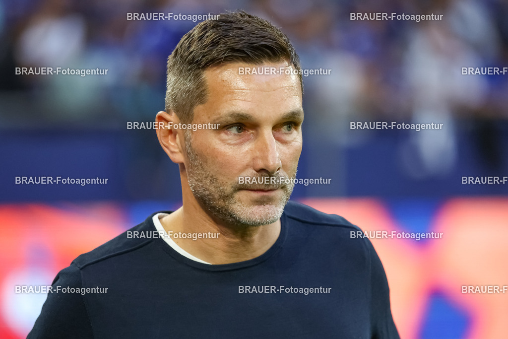 1_S04BER_20250801_0259.JPG -  - FC Schalke 04 - Hertha BSC Berlin - 2. Bundesliga | Gelsenkirchen, Deutschland, 01.08.25: Trainer Stefan Leitl (Hertha BSC Berlin) schaut waehrend des Spiels der 2. Bundesliga zwischen FC Schalke 04 - Hertha BSC Berlin in der Veltins-Arena am 01. August 2025 in Gelsenkirchen, Deutschland. (Foto von Stefan Brauer/Brauer-Fotoagentur)DFB/DFL REGULATIONS PROHIBIT ANY USE OF PHOTOGRAPHS AS IMAGE SEQUENCES AND/OR QUASI-VIDEO.