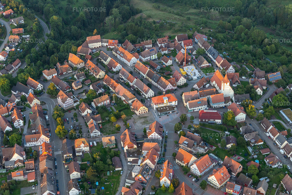 Ortsansicht der Straßen und Häuser der Wohngebiete | Luftbild: Ortsansicht der Straßen und Häuser der Wohngebiete in Dornhan im Bundesland Baden-Württemberg in Deutschland. Foto: IMG_128628.jpg vom 25.08.2021 durch ©2025 Werner Riehm fly-foto.de/copyright - Realisiert mit Pictrs.com