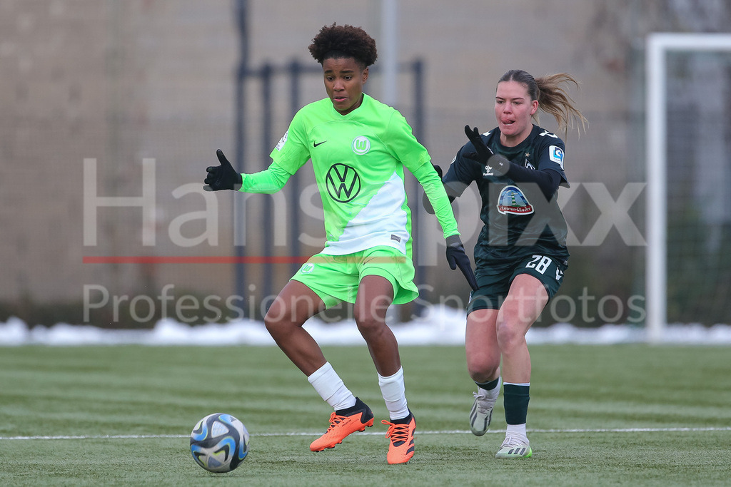 Fussball, Testspiel Frauen, VfL Wolfsburg II - SV Werder Bremen | v.li.: Sury Lamontana (VfL Wolfsburg II, 14) und Juliane Wirtz (SV Werder Bremen, 28) im Zweikampf, Duell, Dynamik, Aktion, Action, Spielszene