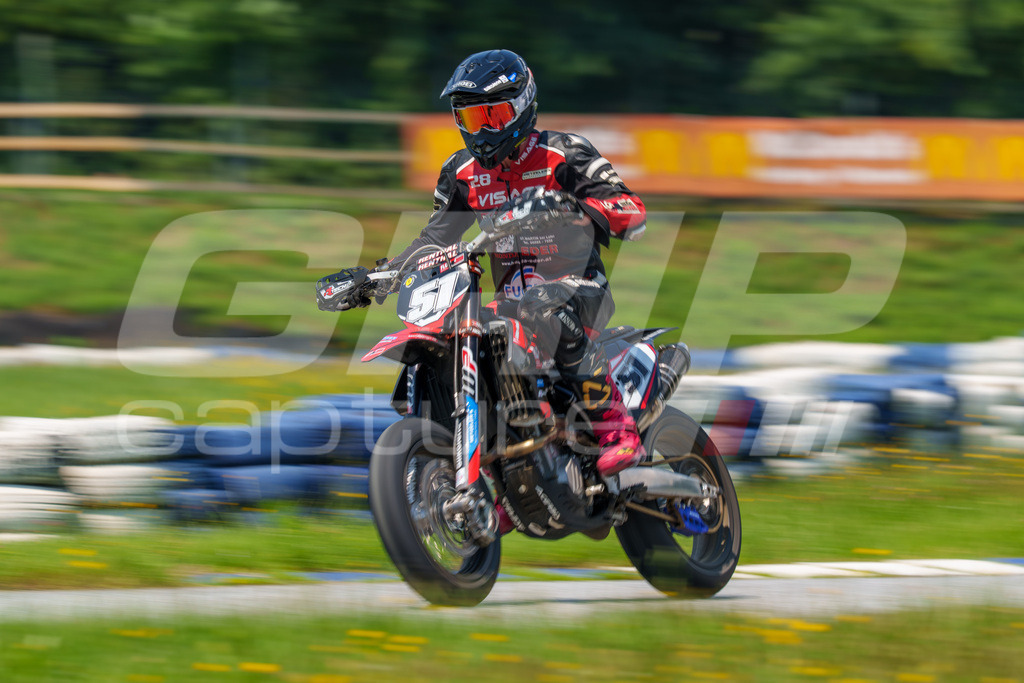 G-Cup + Supermoto Staatsmeisterschaft + Hungarian Supermoto Championship | GRIPcapture steht für authentische Sportfotografie in Österreich – für Momente, die mehr sind als Geschwindigkeit oder Ergebnis. Es geht um Emotion, Spannung, Fokus und den Augenblick, der oft nur einen Wimpernschlag dauert.Ob Motorsport, Teamsport oder 