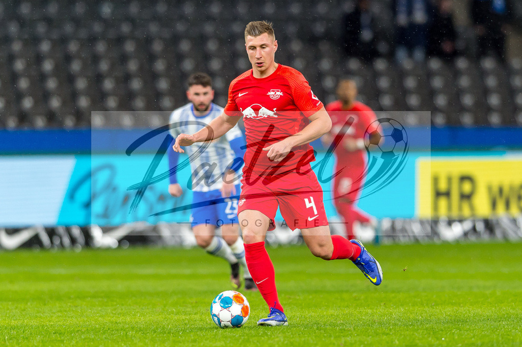 BSCRBL20220220_146 | Fussball, Herren: Willi Orban (RB Leipzig) in Aktion, am Ball, Einzelaktion bei dem Spiel der 1. Bundesliga zwischen Hertha BSC und RB Leipzig im Olypiastadion am 20.02.2022 in Berlin, Deutschland.DFB / DFL REGULATIONS PROHIBIT ANY USE OF PHOTOGRAPHS AS IMAGE SEQUENCES AND/OR QUASI-VIDEO. - Realisiert mit Pictrs.com
