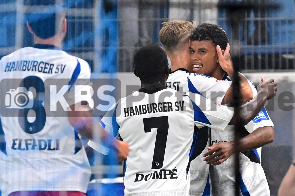 KBS Picture_HSV-HerthaBSC_037 | HSV Torjubel zum 1:0 v.l. Elfadli Daniel (HSV) , Dompe Jean-Luc (HSV) , Karabec Adam (HSV) und der Torschuetze Koenigsdoerffer Ransford-Yeboah (HSV) ,Sportplatz :  Volksparkstadion, - Realisiert mit Pictrs.com