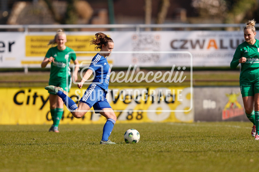 Fußball I Frauen I Saison 2025-2026 I Oberliga Niedersachsen I 17. Spieltag I TuS Lutten - BW Hollage-37 | Stefanie Gühmann (9, BW Hollage) spielt den Ball in den Strafraum. - Realisiert mit Pictrs.com