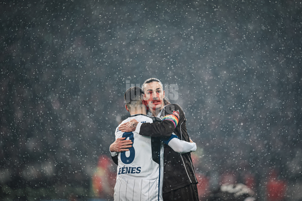 Fußball | Männer | Saison 2023/2024 | 2. Fußball-Bundesliga | 15. Spieltag | FC St. Pauli vs. Hamburger SV | 01.12.2023 | v.l. Laszlo Benes (#8, HSV) und Jackson Irvine (#7, FC St. Pauli) umarmen sich nach dem Spiel