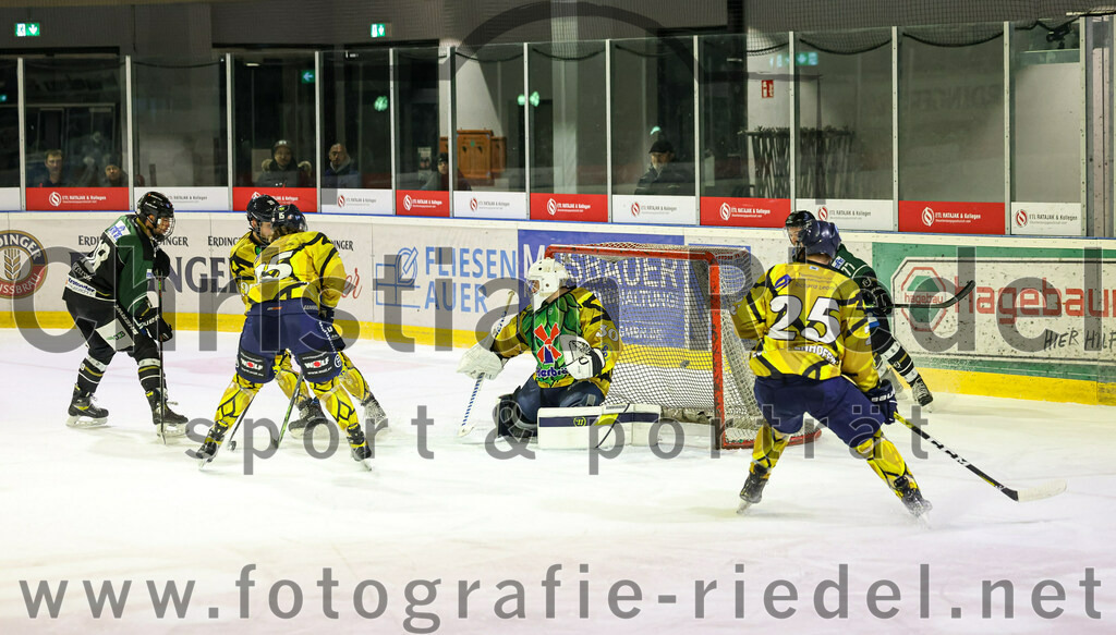 2022-12-16_104_TSV_Erding_gegen_EC_Pfaffenhofen | Erding, Deutschland, 16.12.2022:
Eishockey, Bayernliga 2022 / 2023, 21. Spieltag, TSV Erding gegen EC Pfaffenhofen, Endergebnis: 14:1

Daniel Krzizok (Erding Gladiators, #18), Alex Ermakov (EC Pfaffenhofen, #15), Torwart Hannes Kiefer (EC Pfaffenhofen, #30), Simon Heß (EC Pfaffenhofen, #25)

Foto: Christian Riedel / fotografie-riedel.net