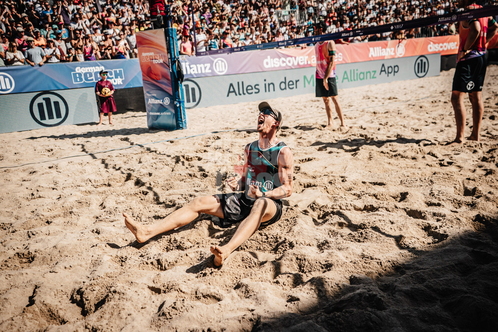Beachvolleyball | Männer | Deutsche Meisterschaften 2025 Timmendorfer Strand | 07.09.2025 | Lukas Pfretzschner jubelt nach dem Sieg im Halbfinale