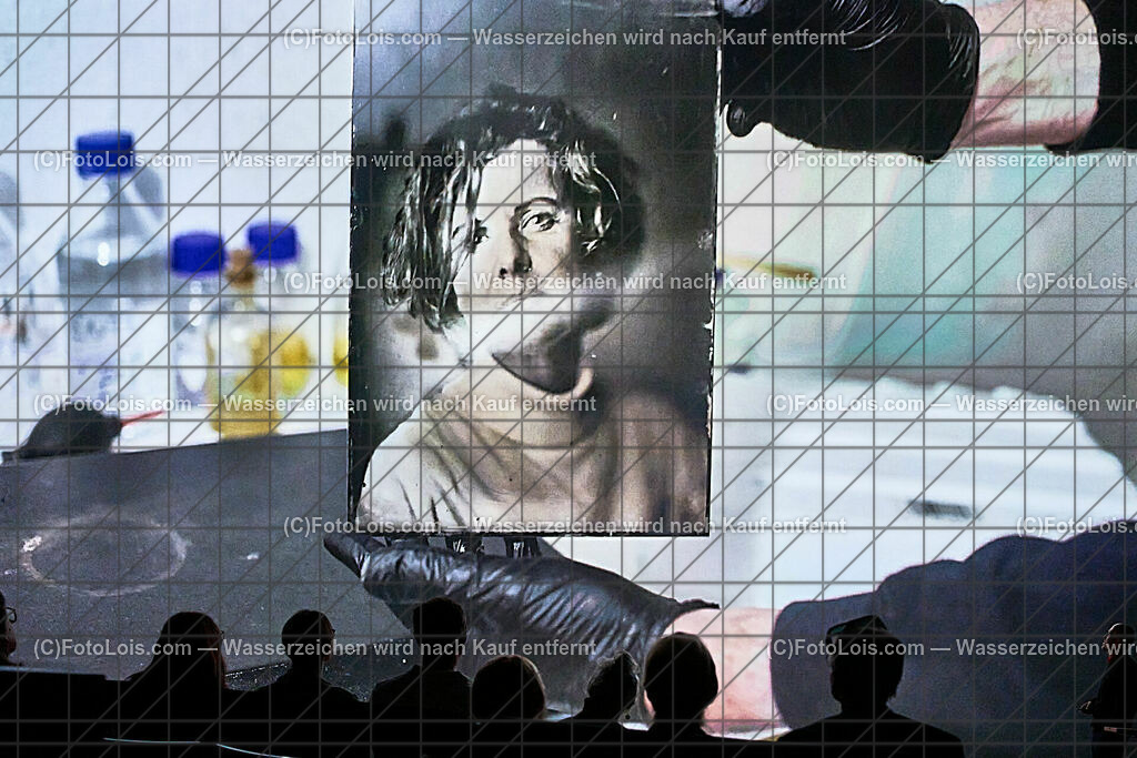 ALP8630_Linz_ARS-Elektr_MH_Nassplattenfotografie_Sandarak | (C)FotoLois.com, Alois Spandl, Linz an der Donau - ARS Elektronica Center, Multimediashow über Nassplattenfotografie von Markus Hofstätter, Fr 13. Oktober 2023.