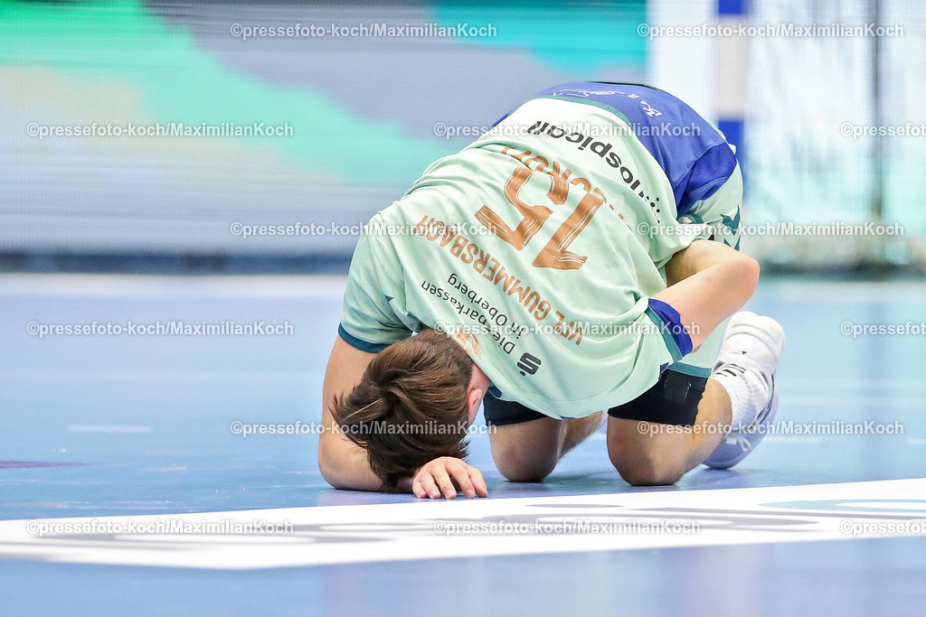 Gum08102401068 | 08.10.2024, Handball, European League, VfL Gummersbach - IK Sävehof, Schwalbe-Arena: Miro Schluroff (GUM #15) mit Schmerzen nach einem Foul 