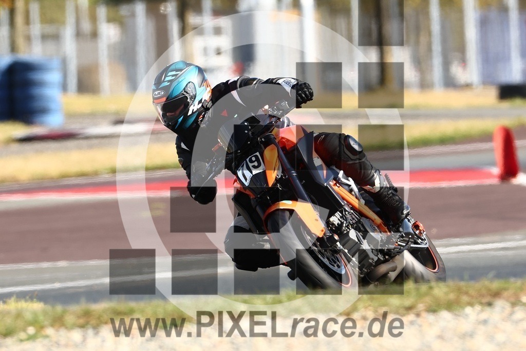 0079-20240909_03375 | Schöne Erinnerungen an spannende Momente - das festzuhalten ist unser Job. PIXELrace.de ist seit 2003 auf den Rennstrecken Europas unterwegs um die Action draußen beim Fahren und die wunderbare Stimmung imm Fahrerlager für euch einzufangen.