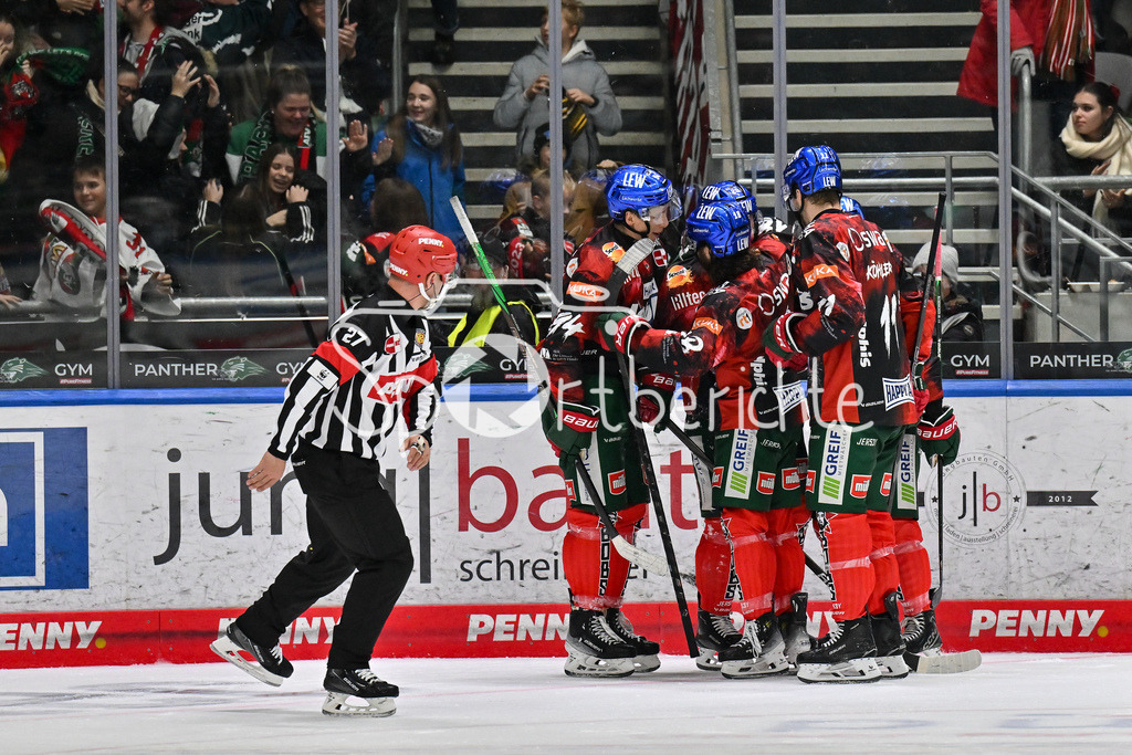 Augsburger Panther - Straubing Tigers | Jubel der Hausherren nach dem Treffer zum 4-1 durch Cody KUNYK (Augsburger Panther #20) / Freude / Happy / Tor / torschuetze / DEL: Augsburger Panther - Straubing Tigers, Curt Frenzel Stadion am 29.11.2024