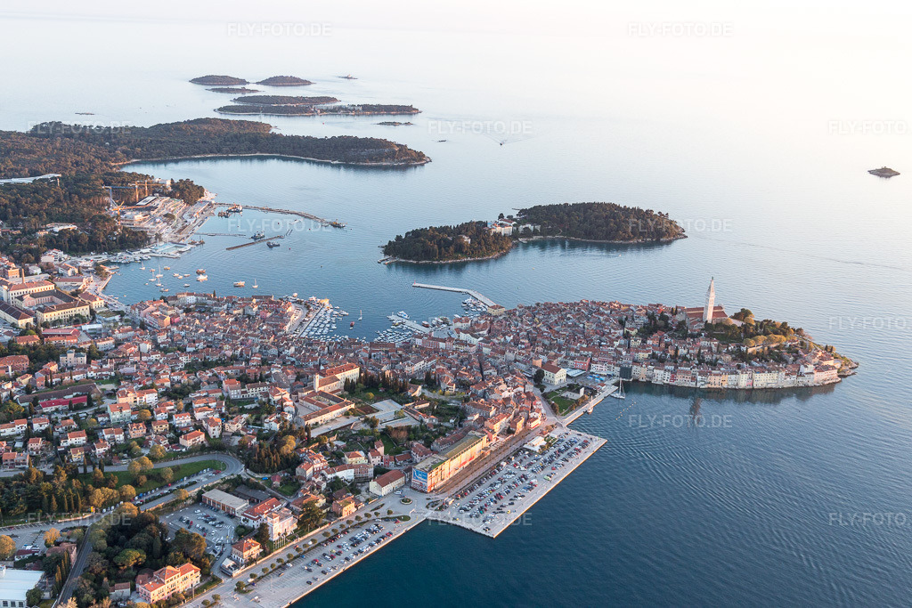 Luftbild: Ortsansicht in Rovinj im Bundesland Gespanschaft Istrien in Kroatien. Foto: IMG_106190.jpg vom 13.04.2018 durch Werner Riehm/FLY-FOTO.de