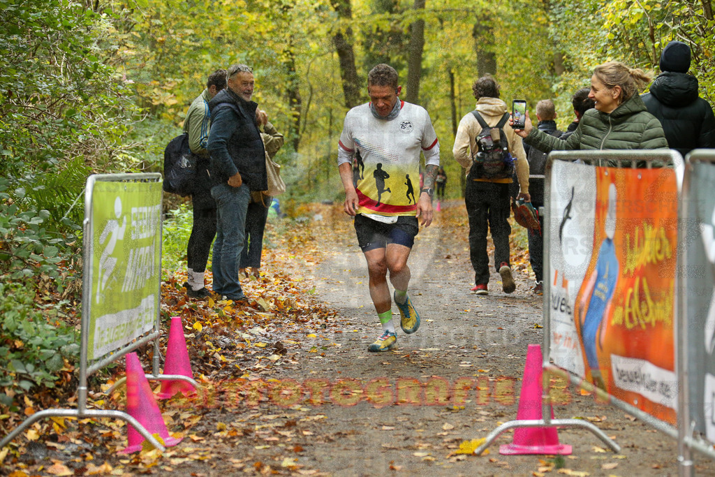 251026_1341_EX1_3860 | Sportfotografie im Rhein-Sieg Kreis, Köln, Bonn, NRW, Rheinland Pfalz, Hessen, etc. Unser Tätigkeitsfeld umfasst den Laufsport vom Volkslauf über den Marathon, Duathlon, Triathon bis zum Ultralauf wie Kölnpfad Ultra oder Schindertrail.
