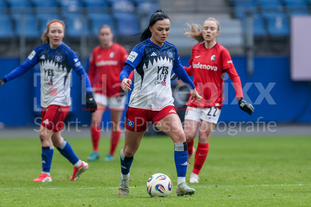Fussball, Google Pixel Frauen-Bundesliga, Hamburger SV - SC Freiburg | Nigar Mirzaliyeva (Hamburger SV, HSV, 4) am Ball, Einzelbild, Ganzkörper, Aktion, Action, Spielszene, DIE DFB-RICHTLINIEN UNTERSAGEN JEGLICHE NUTZUNG VON FOTOS ALS SEQUENZBILDER UND/ODER VIDEOÄHNLICHE FOTOSTRECKEN. DFB REGULATIONS PROHIBIT ANY USE OF PHOTOGRAPHS AS IMAGE SEQUENCES AND/OR QUASI-VIDEO.