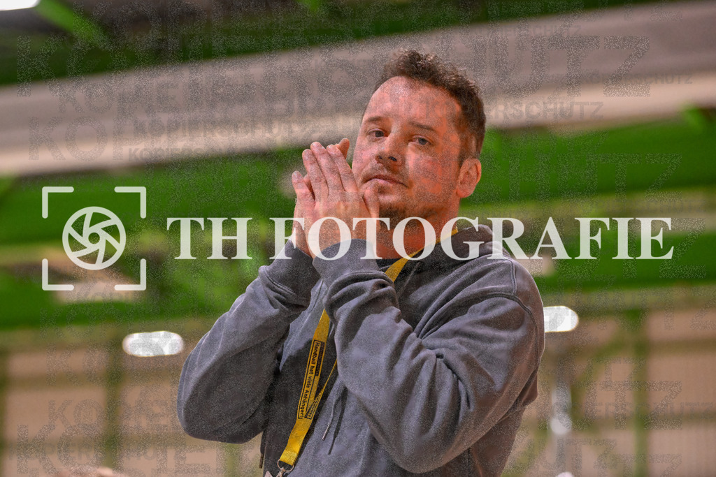 GER, SG Maulburg/Steinen - SG Koendringen/Teningen 2, Handball, Landesliga, 21. Spieltag, Saison 2023/2024, 23.03.2024 | Cornelius Stoerk (SG Maulburg/Steinen, Trainer)

GER, SG Maulburg/Steinen - SG Koendringen/Teningen 2, Handball, Landesliga, 21. Spieltag, Saison 2023/2024, 23.03.2024

Foto: TH Fotografie/Thomas Hess