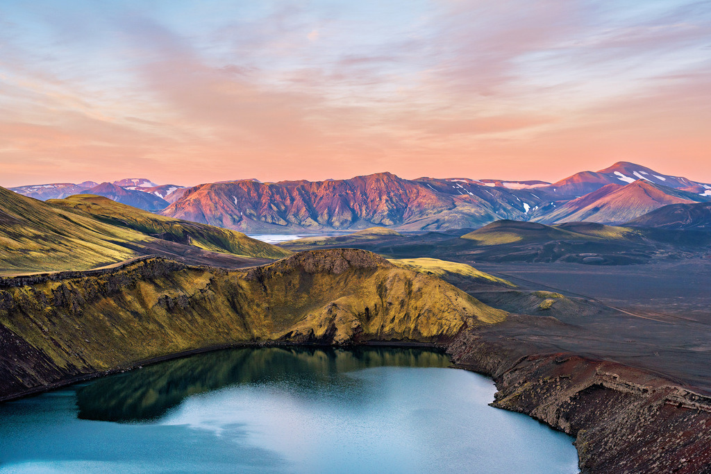 Bláhylur im Morgenlicht | Der Kratersee Bláhylur im Hochland im Licht der aufgehenden Sonne. - Realisiert mit Pictrs.com