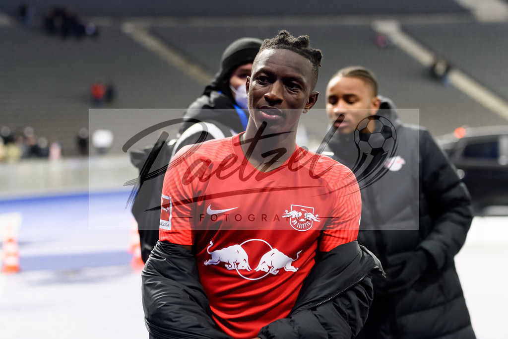 BSCRBL20220220_267 | Fussball, Herren: Amadou Haidara (RB Leipzig) schaut bei dem Spiel der 1. Bundesliga zwischen Hertha BSC und RB Leipzig im Olypiastadion am 20.02.2022 in Berlin, Deutschland.DFB / DFL REGULATIONS PROHIBIT ANY USE OF PHOTOGRAPHS AS IMAGE SEQUENCES AND/OR QUASI-VIDEO. - Realisiert mit Pictrs.com