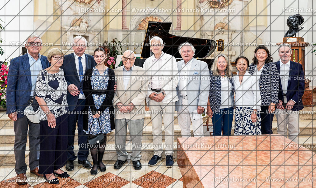 _ALS0405_Matinee_Kanitzer Theodor | XLI. CHOPIN-Festival - Kartausenkirche, So 17. Aug. 2025, 11.00 Uhr, MATINÉE - MeisterpianistInnen spielen Chopin, Yves Henry, Clara Biermasz, Kamila Sacharzewska und Rachel Cheung. Werke von Frédérik Chopin.                    Ein Foto mit dem 99jährigen Intendanten, Theodor Kanitzer (5.v.li.), der während des Festivals bereits am nächstjährigen Festival arbeitet und die Kontakte knüpft.