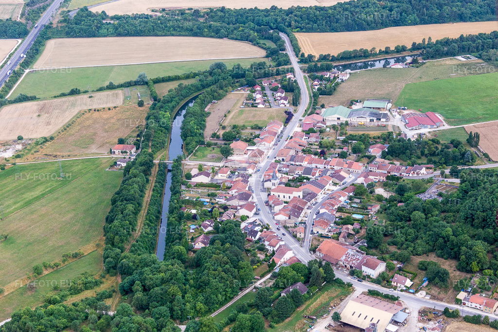 Vue aérienne: Tracé du canal souterrain et berges de la voie navigable intérieure Canal Rhin au Marne à Lay-Saint-Remy dans le département Meurthe et Moselle, France. Photo: IMG_083524.jpg prise le 13/07/2015 par Werner Riehm/FLY-FOTO.eu – Résolution de l'original: 5326 x 3550 px