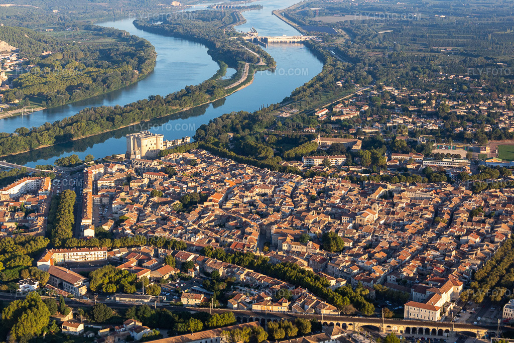 Aerial view: Château de Tarascon above the Rhône in Tarascon in the state Bouches du Rhone, France. – Photo: IMG_129566.jpg taken on 09/23/2021 by Werner Riehm/FLY-FOTO.com – Resolution of the original: 4727 x 3151 px