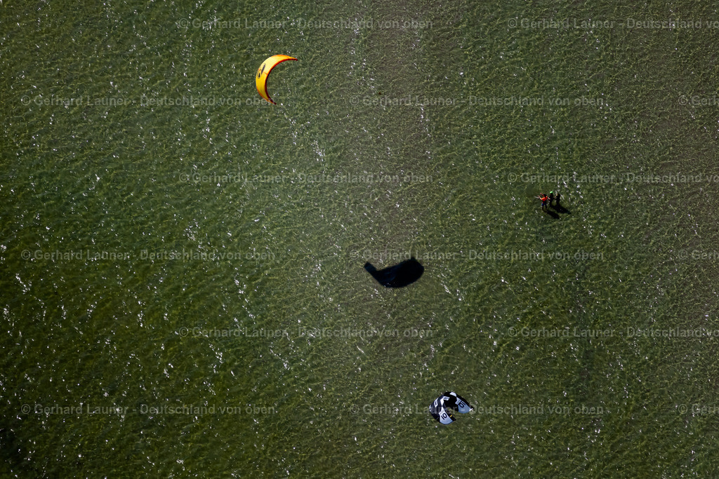 4037946 | LABOE 07.08.2020 Wasseroberfläche an einer Bucht entlang der Meeres- Küste " Kiter beim Wassersport " in Laboe an der Kieler Förde im Bundesland Schleswig-Holstein, Deutschland. // Water surface at the bay along the sea coast " Kiter beim Wassersport " in Laboe on the Kiel Fjord in the state Schleswig-Holstein, Germany. Foto: Gerhard Launer
