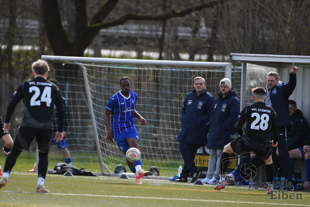 FC Rastede-VFl Stenum | Herren Bezirksliga 2; FC Rastede (blau)-VFL Stenum (schwarz) am 29.03.2026 in Rastede (Sportanlage Köttersweg), Photo: Philip Eiben 2026 - Realisiert mit Pictrs.com