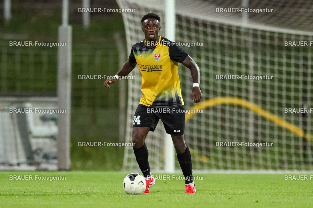 SB_KFCBAU_20250815_5397.JPG -  - KFC Uerdingen - SF Baumberg - Oberliga Niederrhein | Krefeld, Deutschland, 15.08.25: Kingsley Helmut Marcinek (KFC Uerdingen) in Aktion, am Ball, Einzelaktion während des Oberliga Niederrhein Spiels zwischen KFC Uerdingen - SF Baumberg in der Grotenburg Stadion am 15. August 2025 in Krefeld, Deutschland. (Foto von Stefan Brauer/Brauer-Fotoagentur)