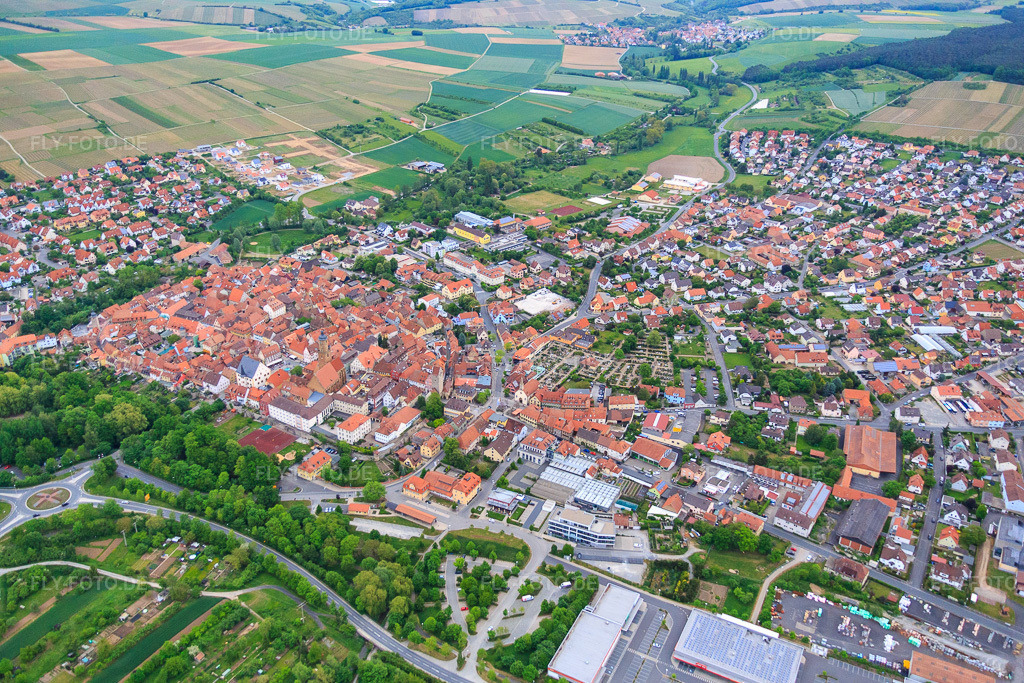 Luftbild: Altstadt aus Südwesten in Volkach im Bundesland Bayern in Deutschland. Foto: IMG_078892.jpg vom 14.05.2015 durch Werner Riehm/FLY-FOTO.de